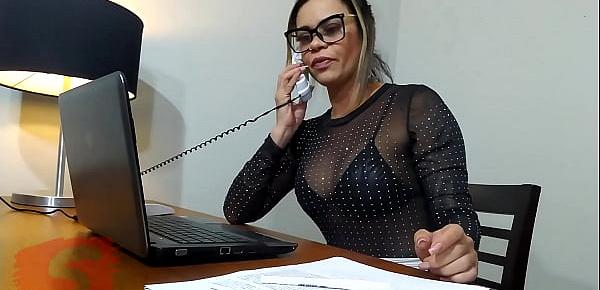  Secretária gostosa chama o técnico de informática pra foder com ela na mesa do escritório e pede pra gozar na bucetinha ( Manuh Cortez )
